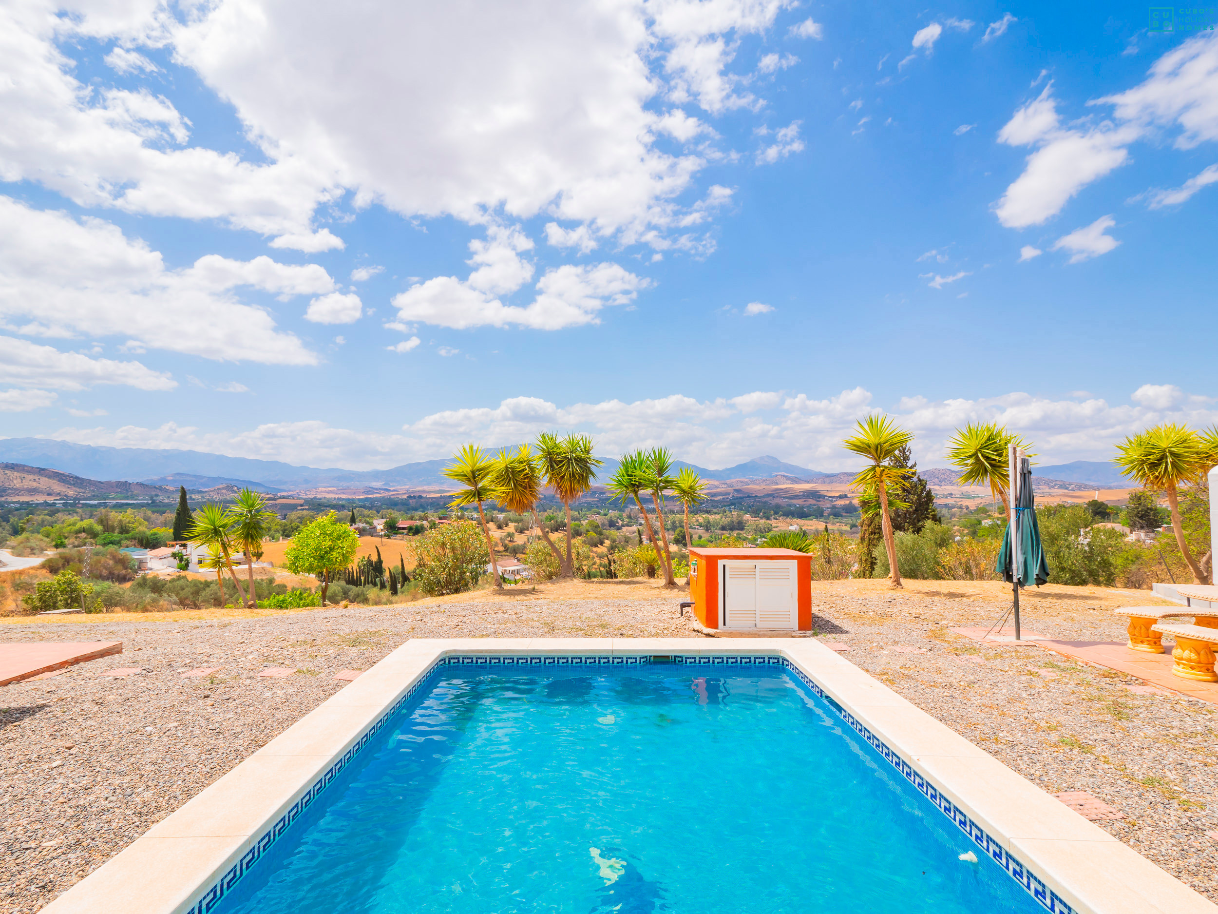 Piscina privada con vistas a la montaña