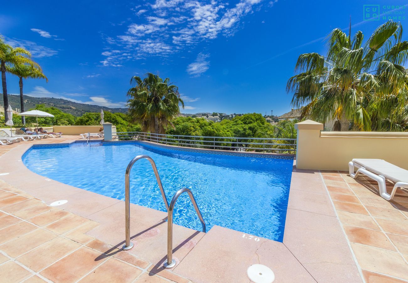 Piscina comunitaria de este apartamento en Marbella