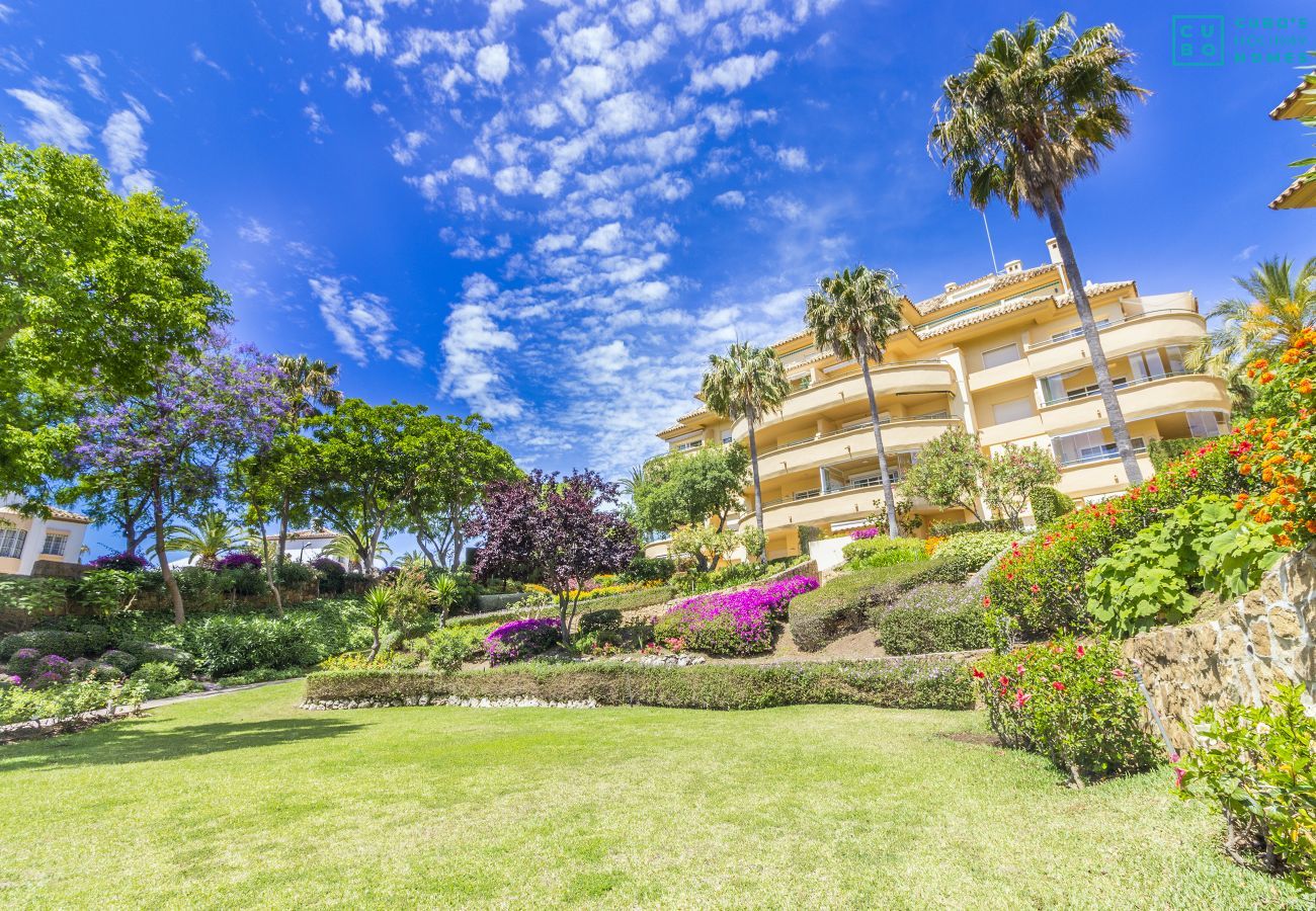 Jardín de este apartamento en Marbella