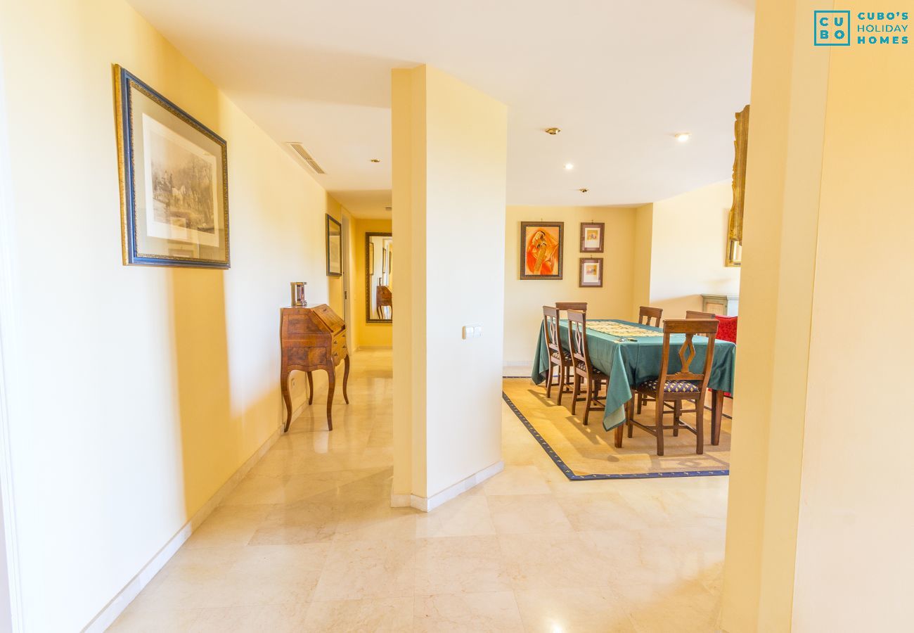 Salón comedor de este apartamento en Marbella