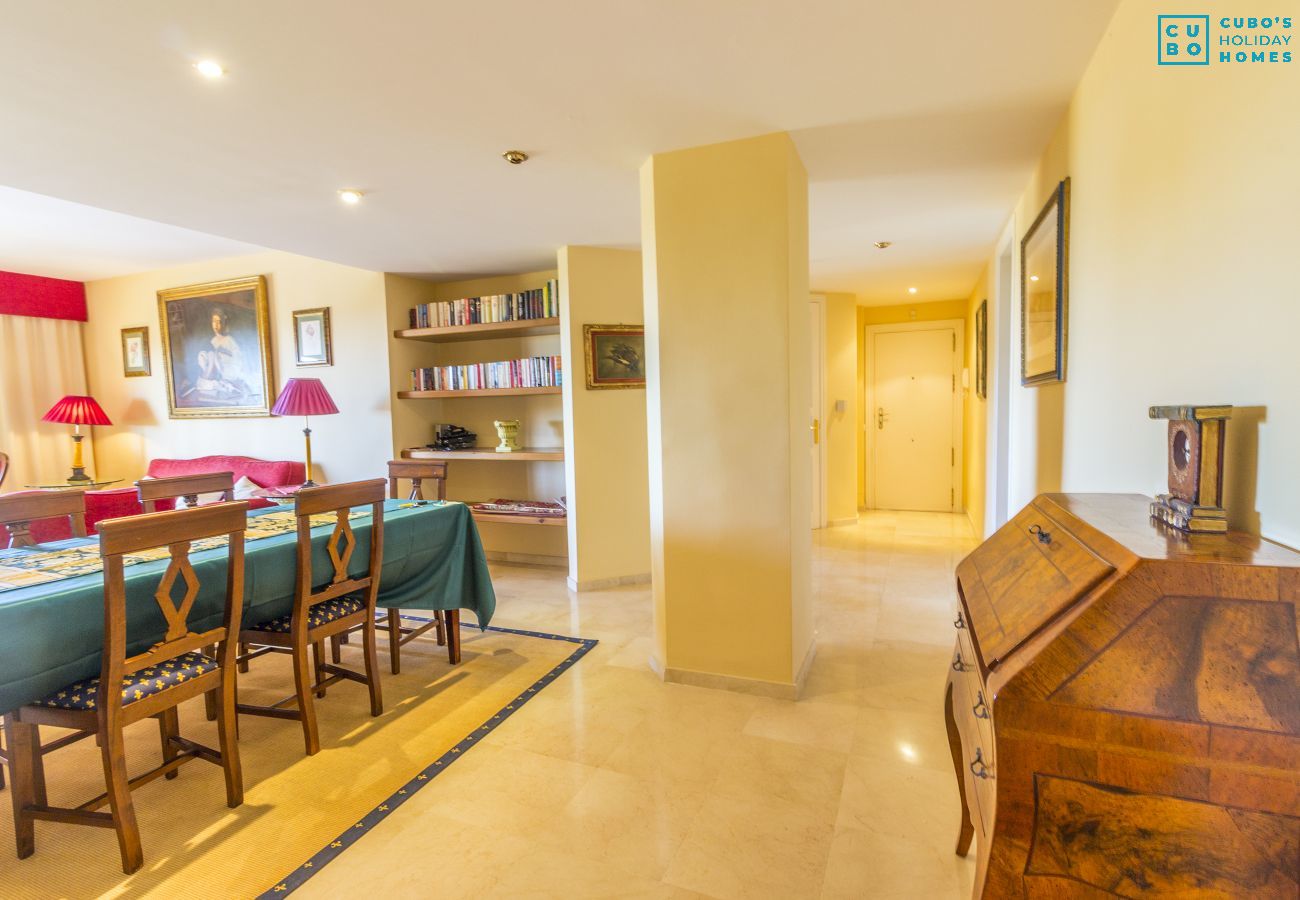 Salón comedor de este apartamento en Marbella