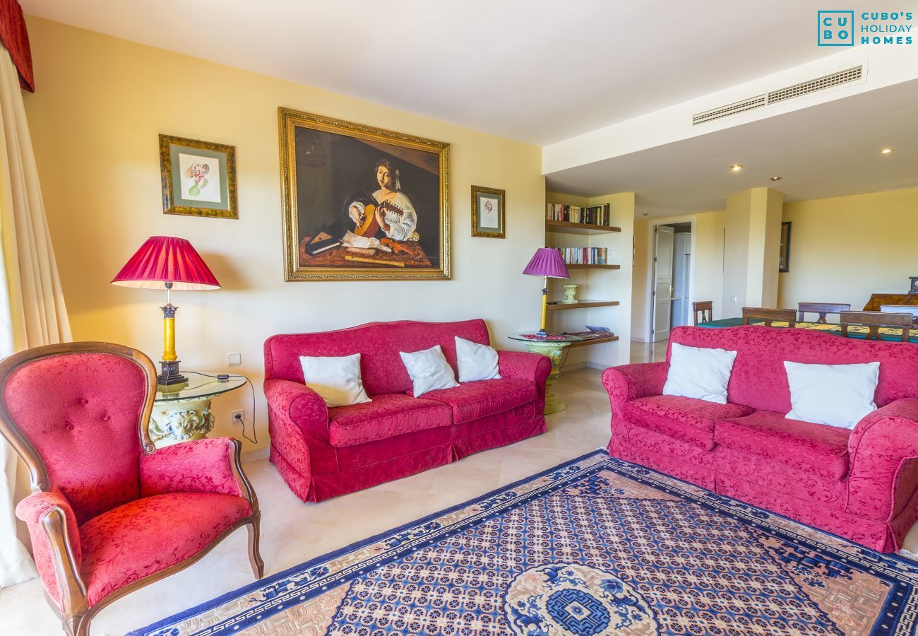 Salón comedor de este apartamento en Marbella