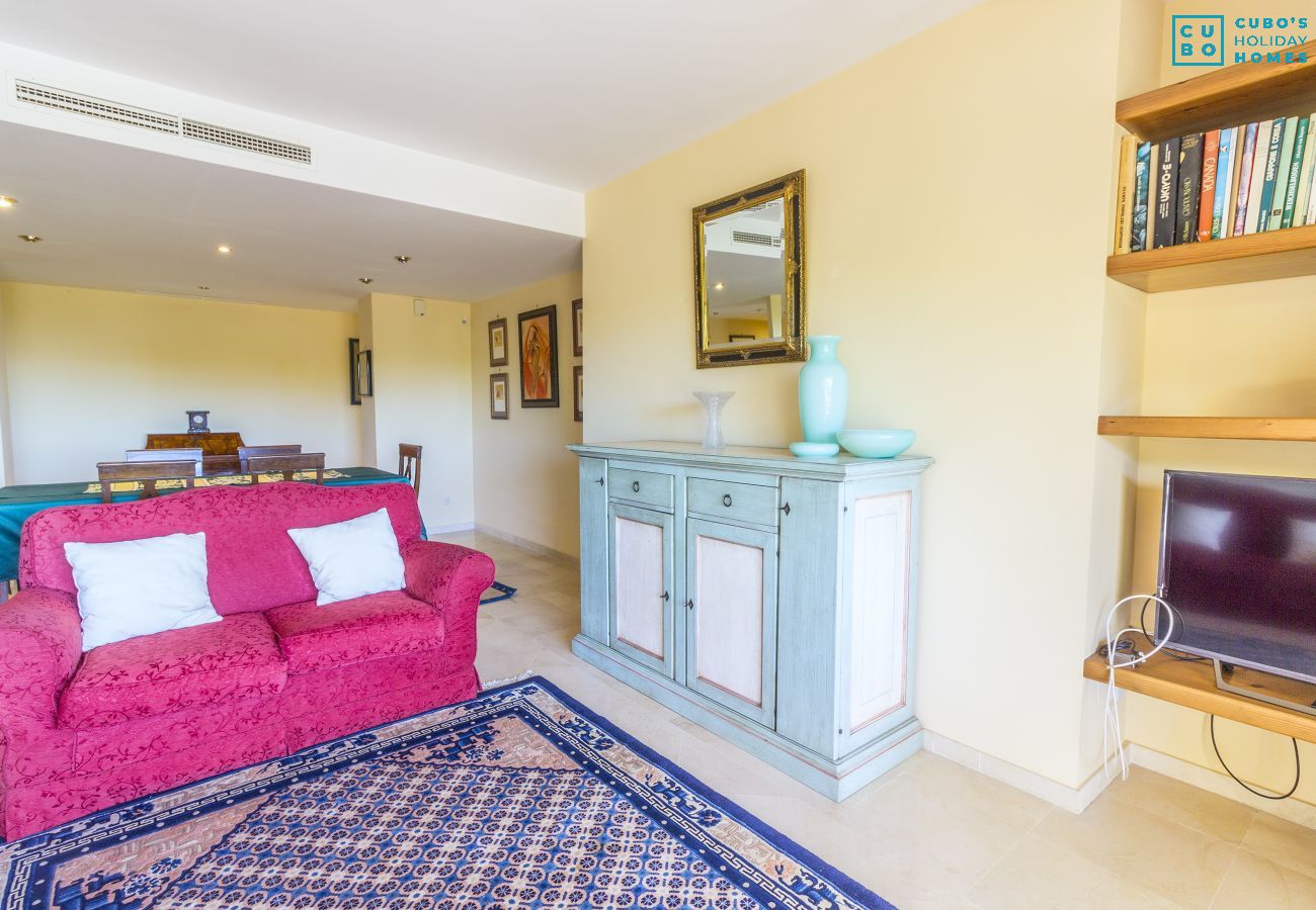 Salón comedor de este apartamento en Marbella