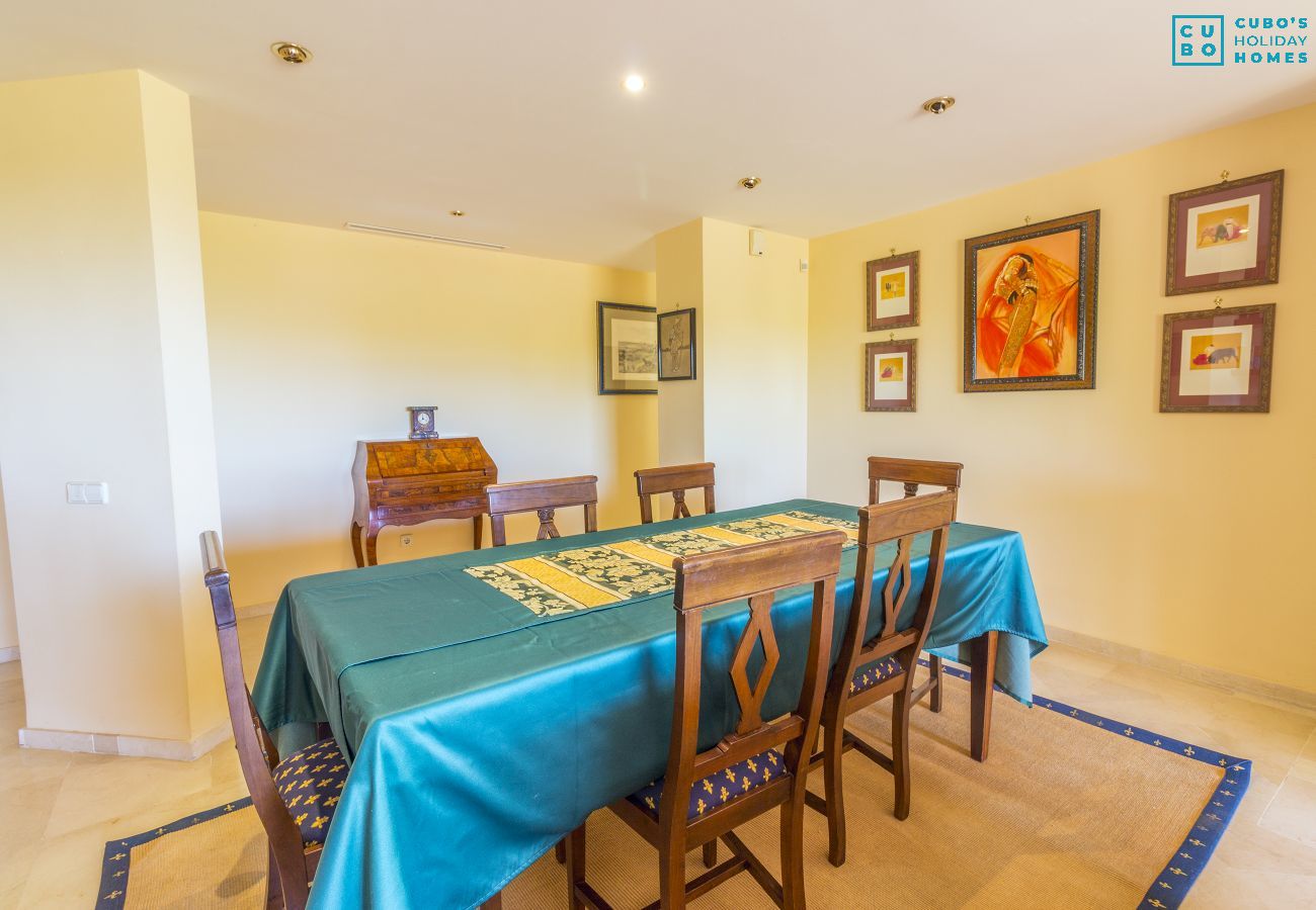 Salón comedor de este apartamento en Marbella