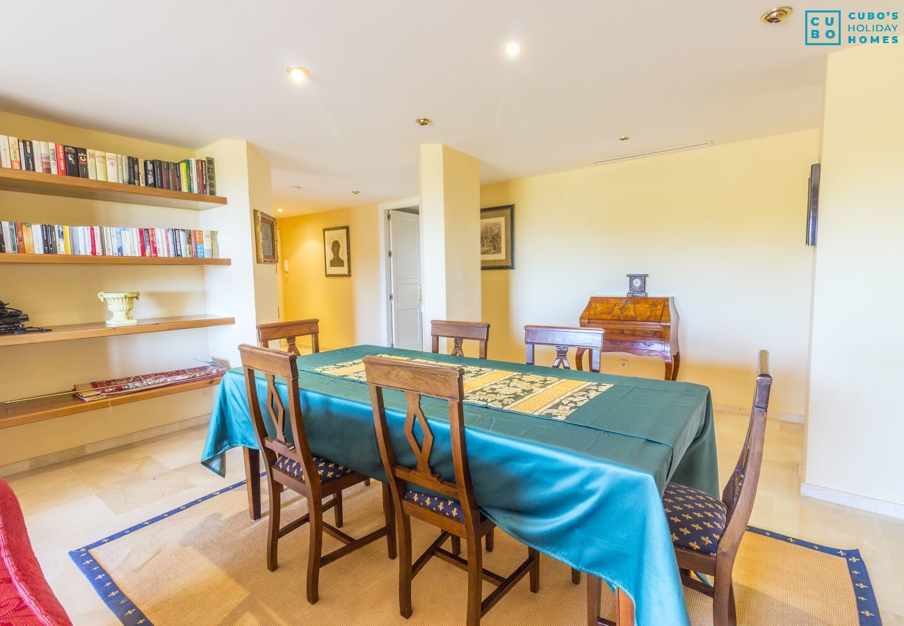 Salón comedor de este apartamento en Marbella