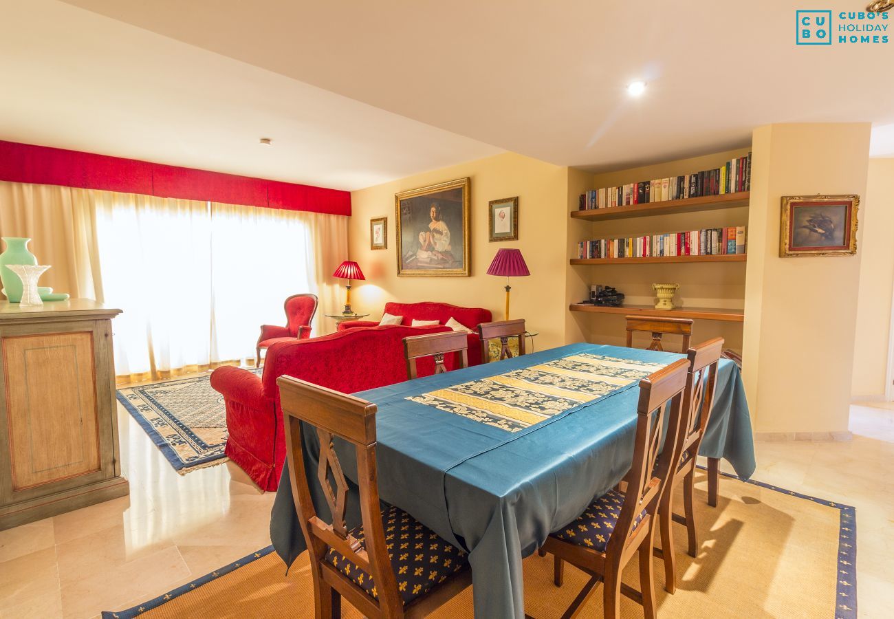 Salón comedor de este apartamento en Marbella