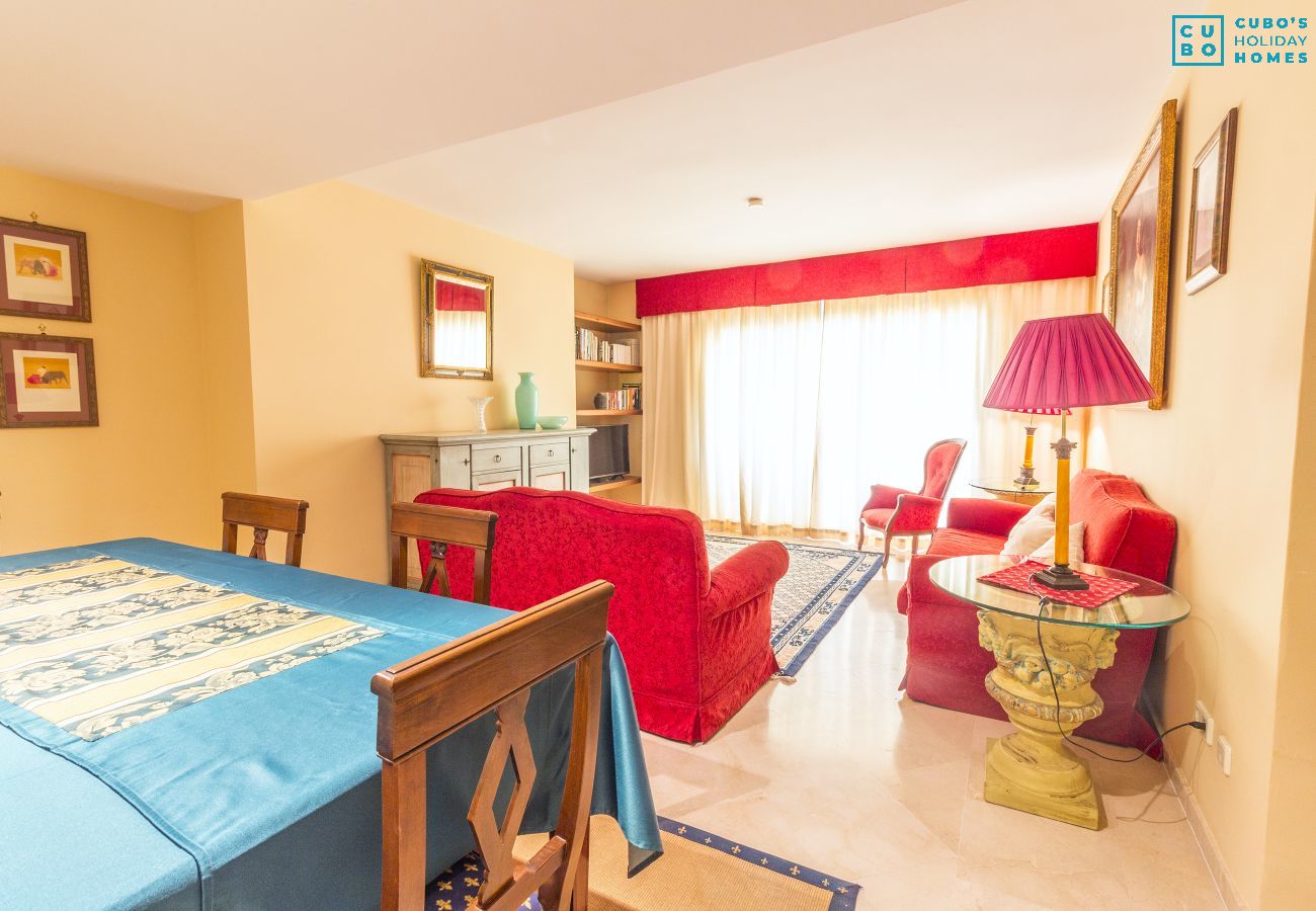 Salón comedor de este apartamento en Marbella