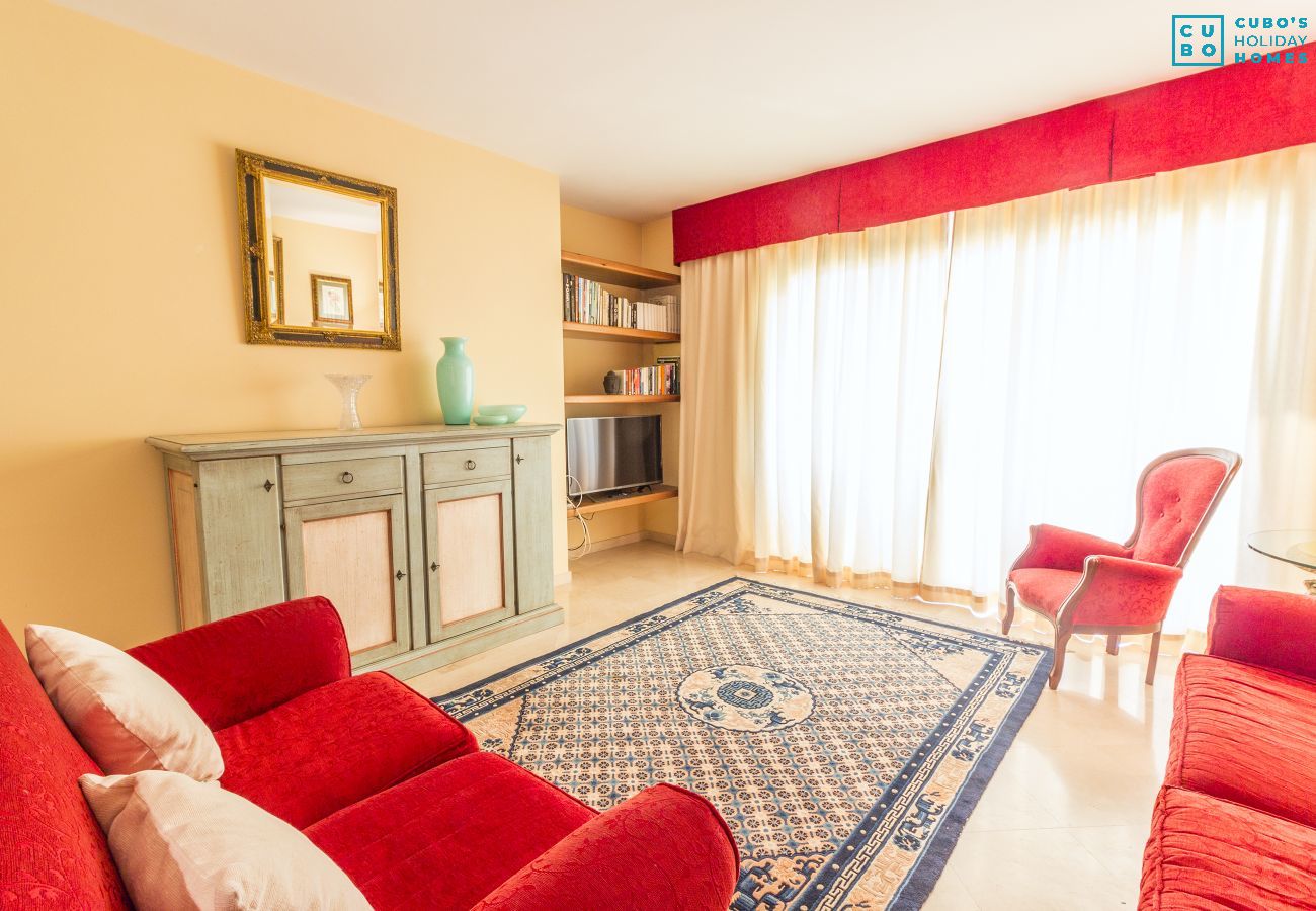 Salón comedor de este apartamento en Marbella