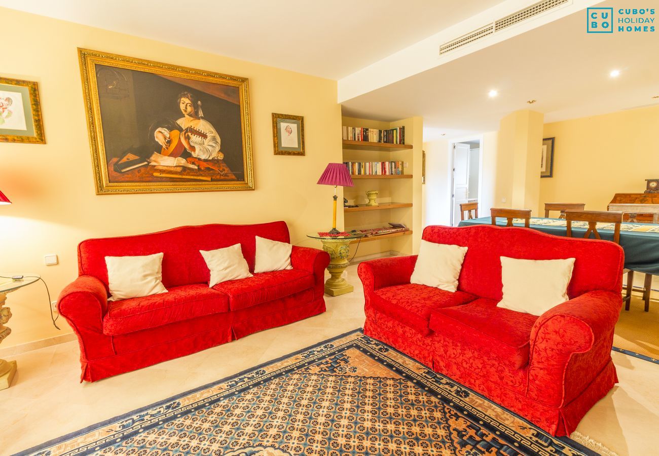 Salón comedor de este apartamento en Marbella