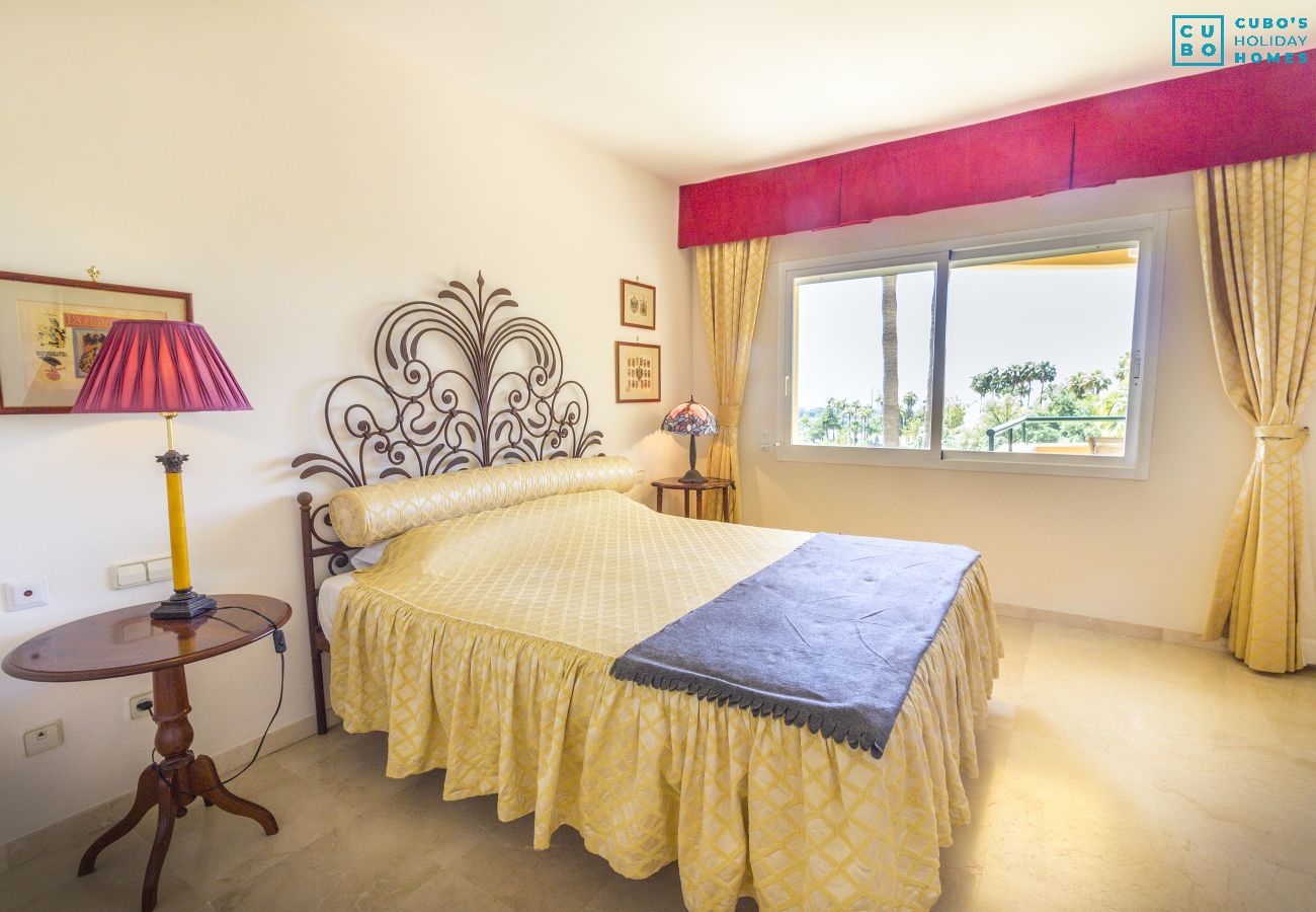 Dormitorio de este apartamento en Marbella