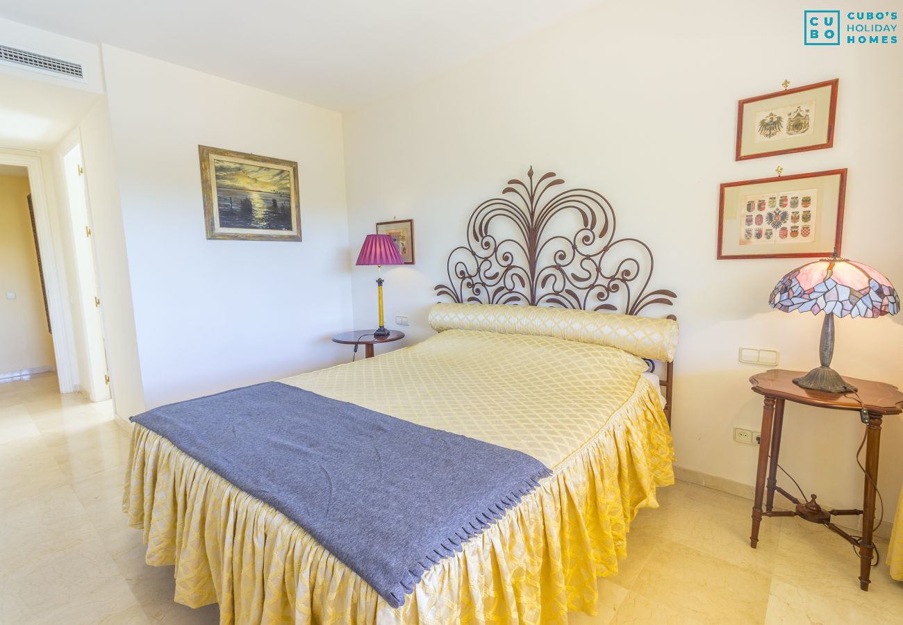 Dormitorio de este apartamento en Marbella