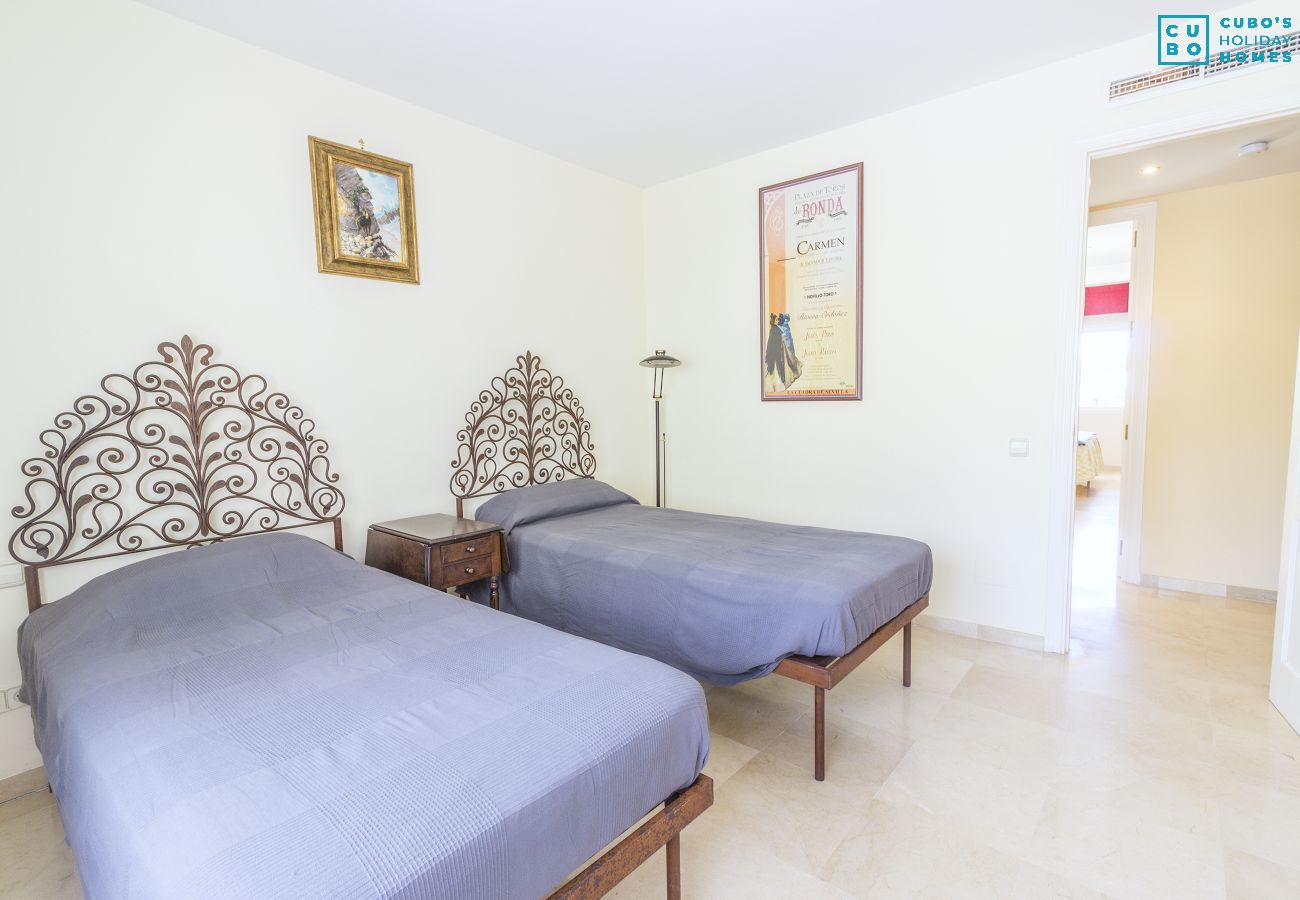 Dormitorio de este apartamento en Marbella