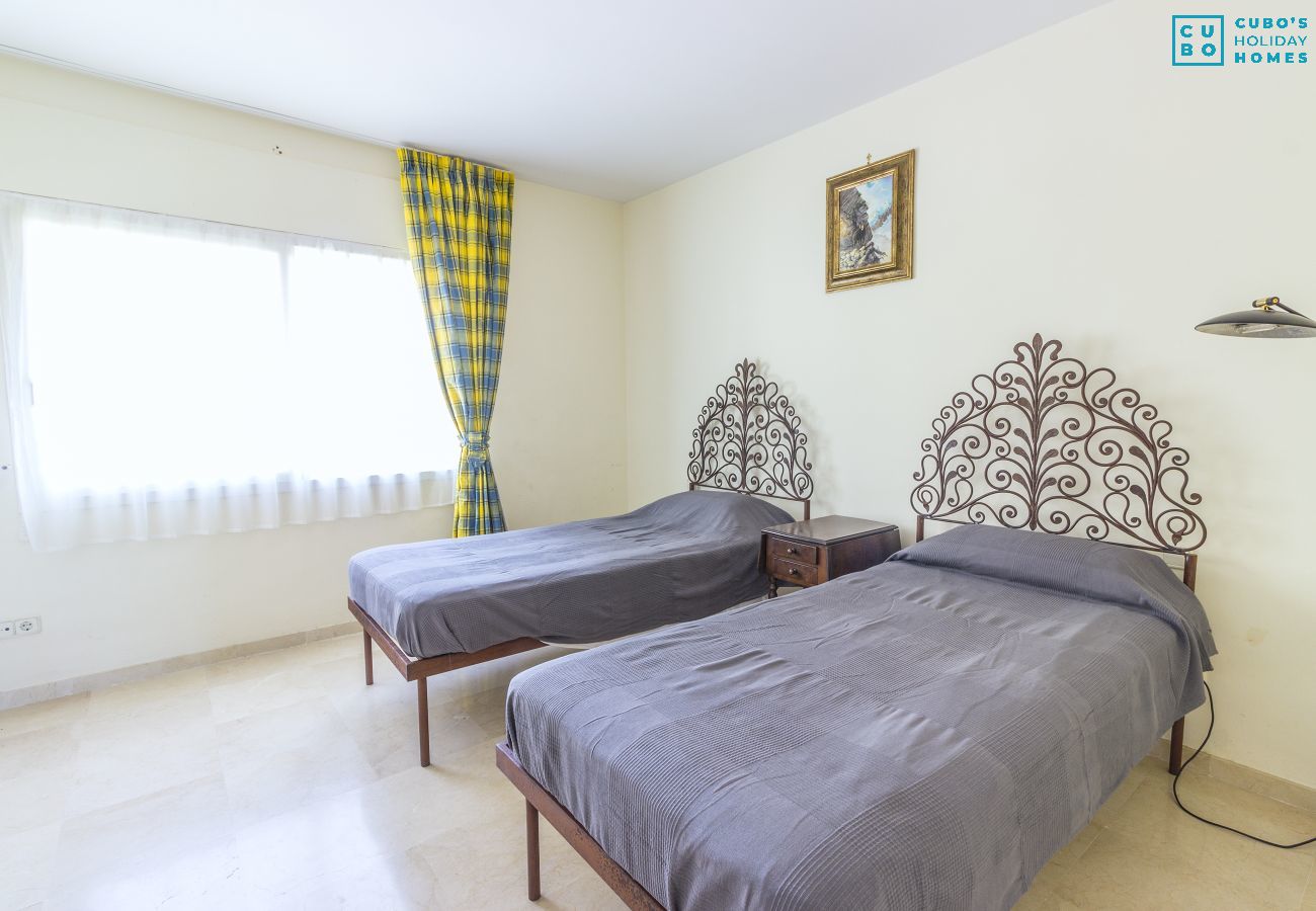 Dormitorio de este apartamento en Marbella