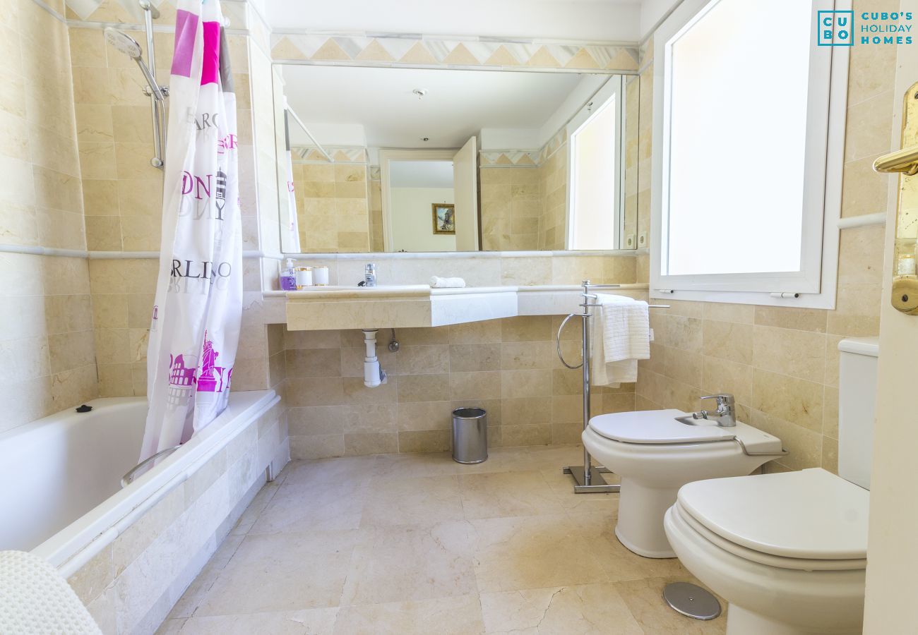 Baño de este apartamento en Marbella