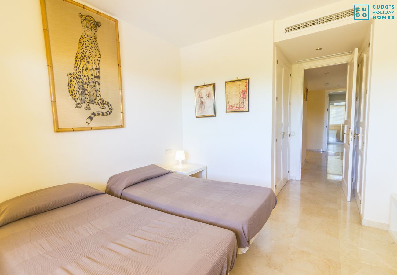 Dormitorio de este apartamento en Marbella