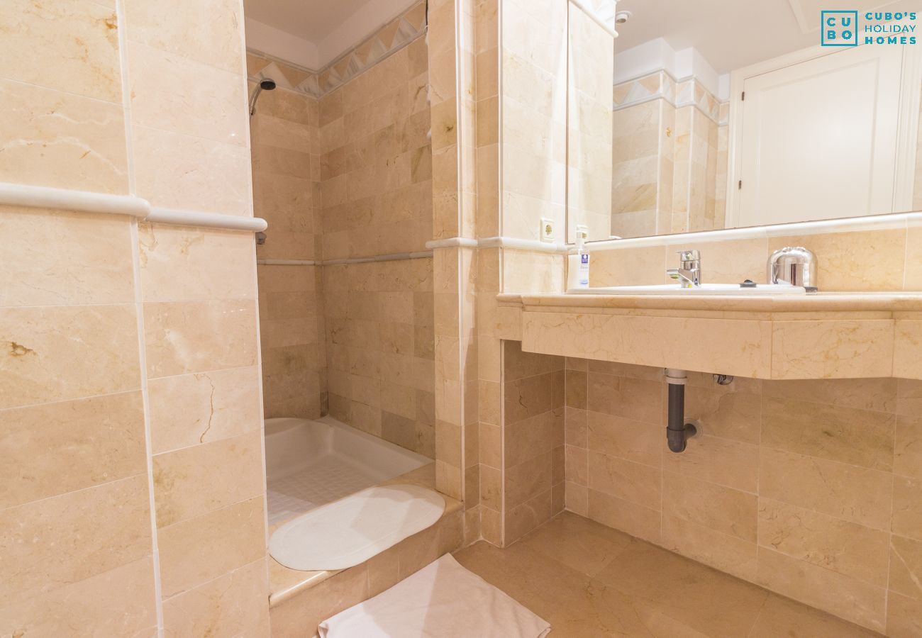 Baño de este apartamento en Marbella