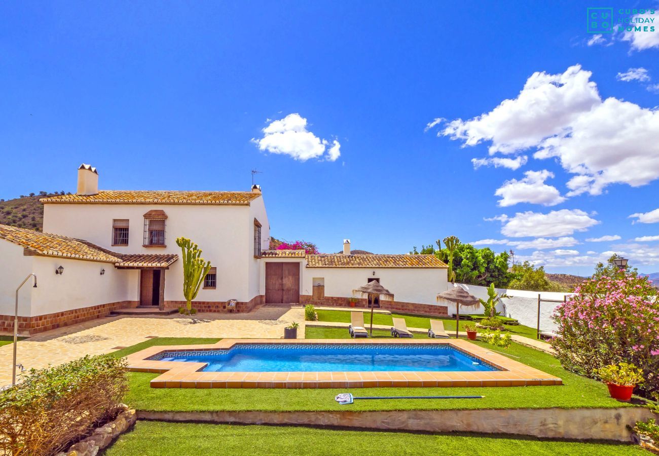 Preciosa casa rural con piscina en Álora para 12 personas.