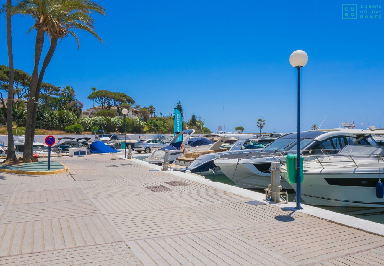 Apartamento en Marbella - Cubo's Atico Cabopino Port & Parking