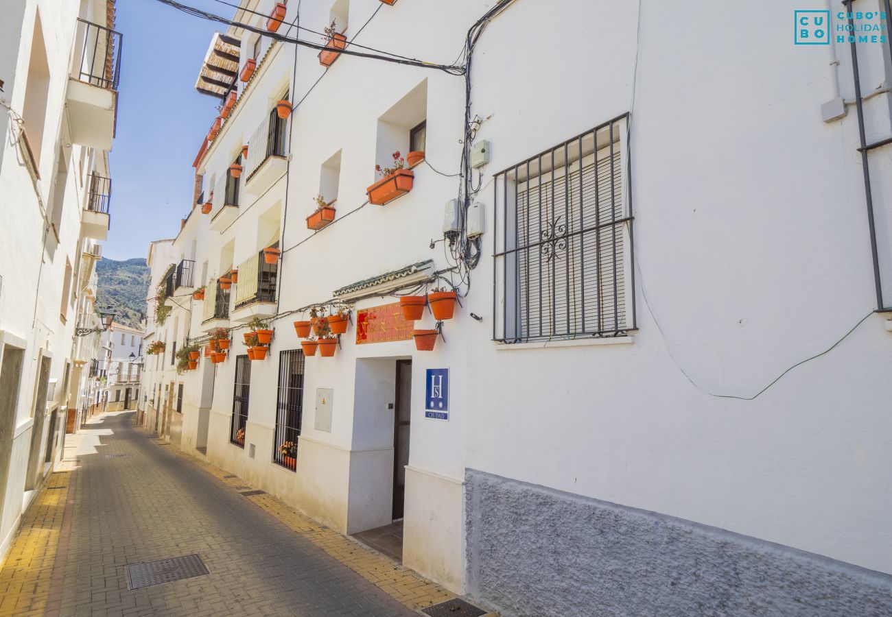 Alquiler por habitaciones en Tolox - Cubo's Hostal La Plaza FAMILY with Breakfast