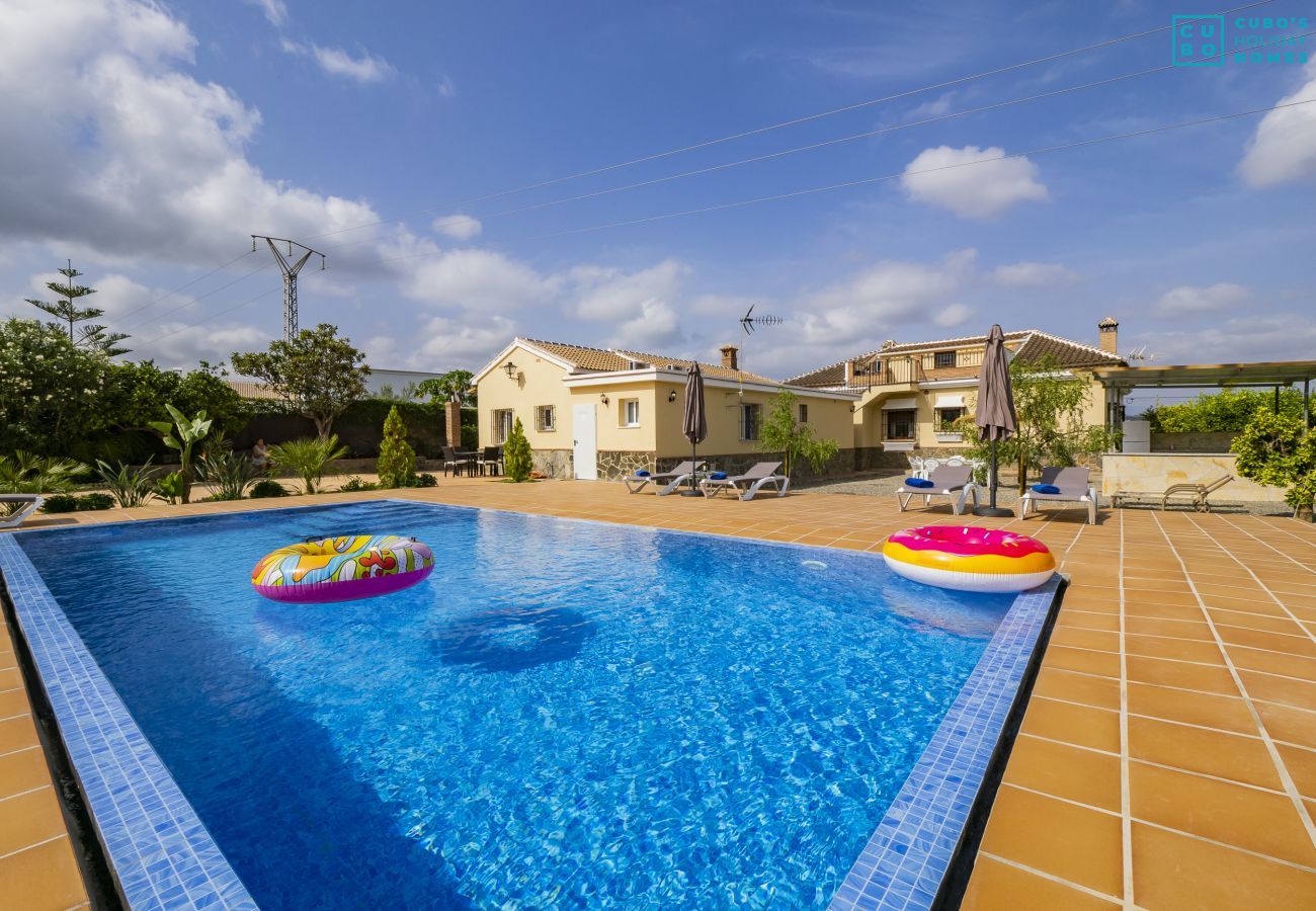 Encantadora casa rural con piscina para 11 personas en Alhaurín