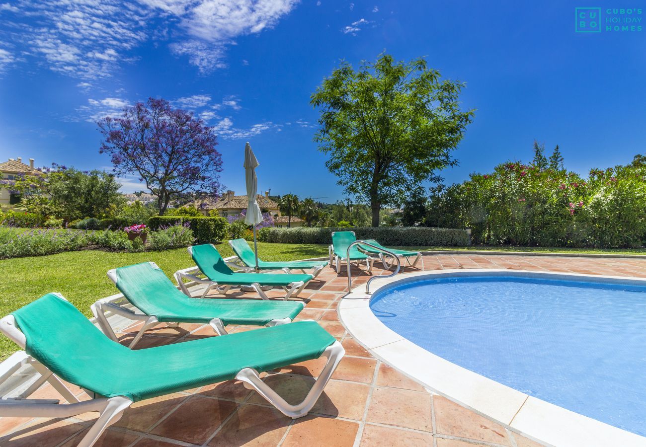 Pool of this apartment in Marbella