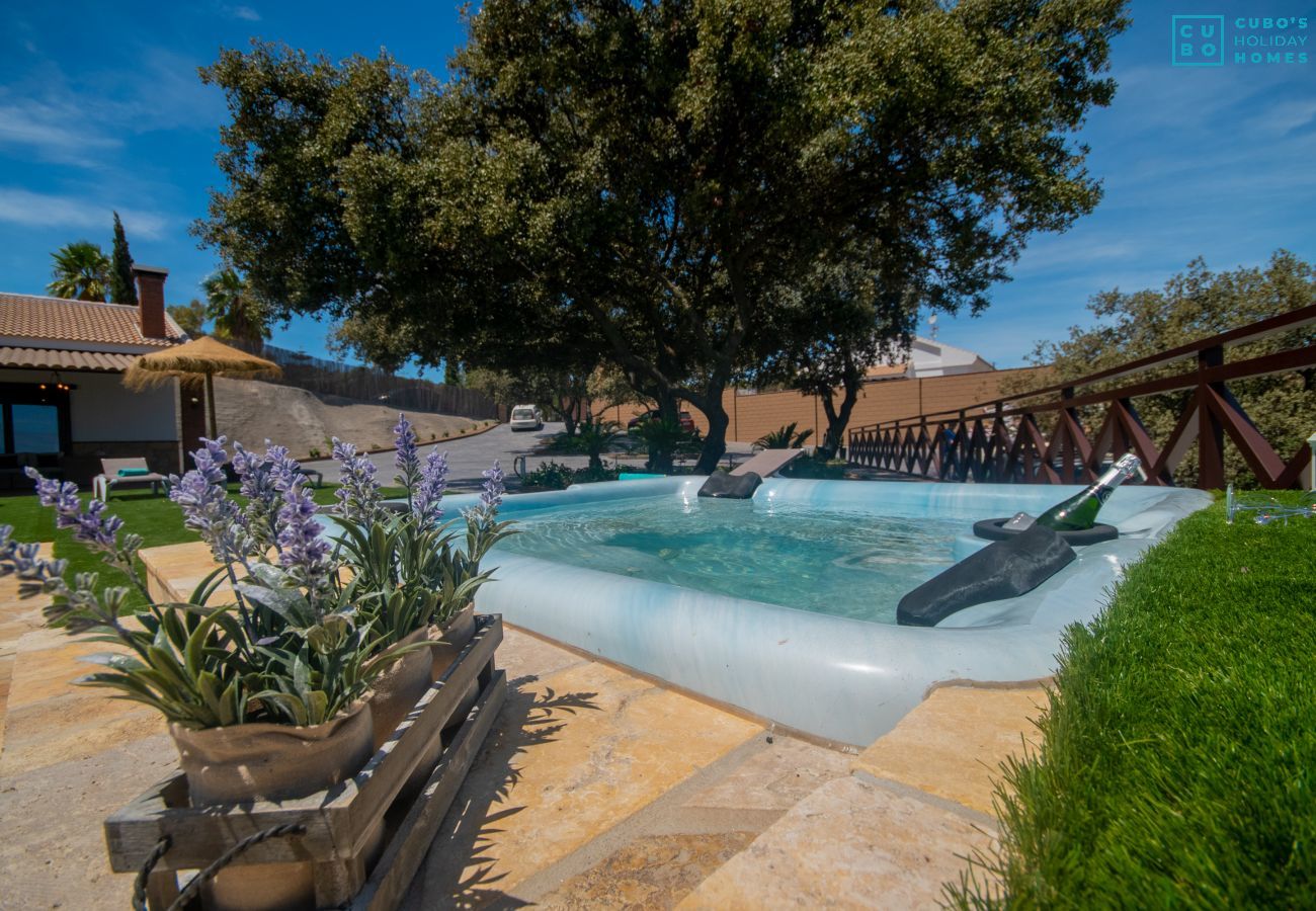 Jacuzzi of this villa in Alhaurín el Grande