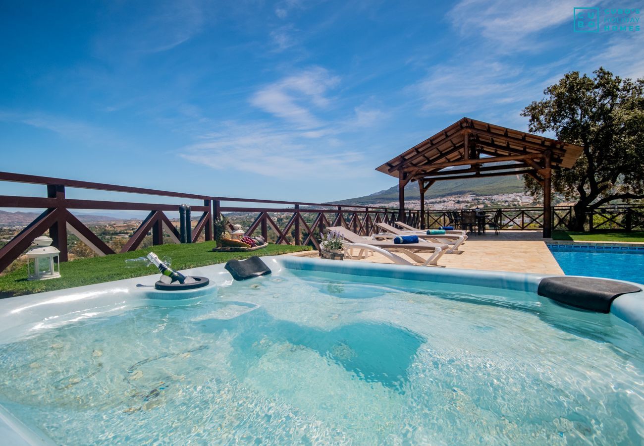 Jacuzzi of this villa in Alhaurín el Grande