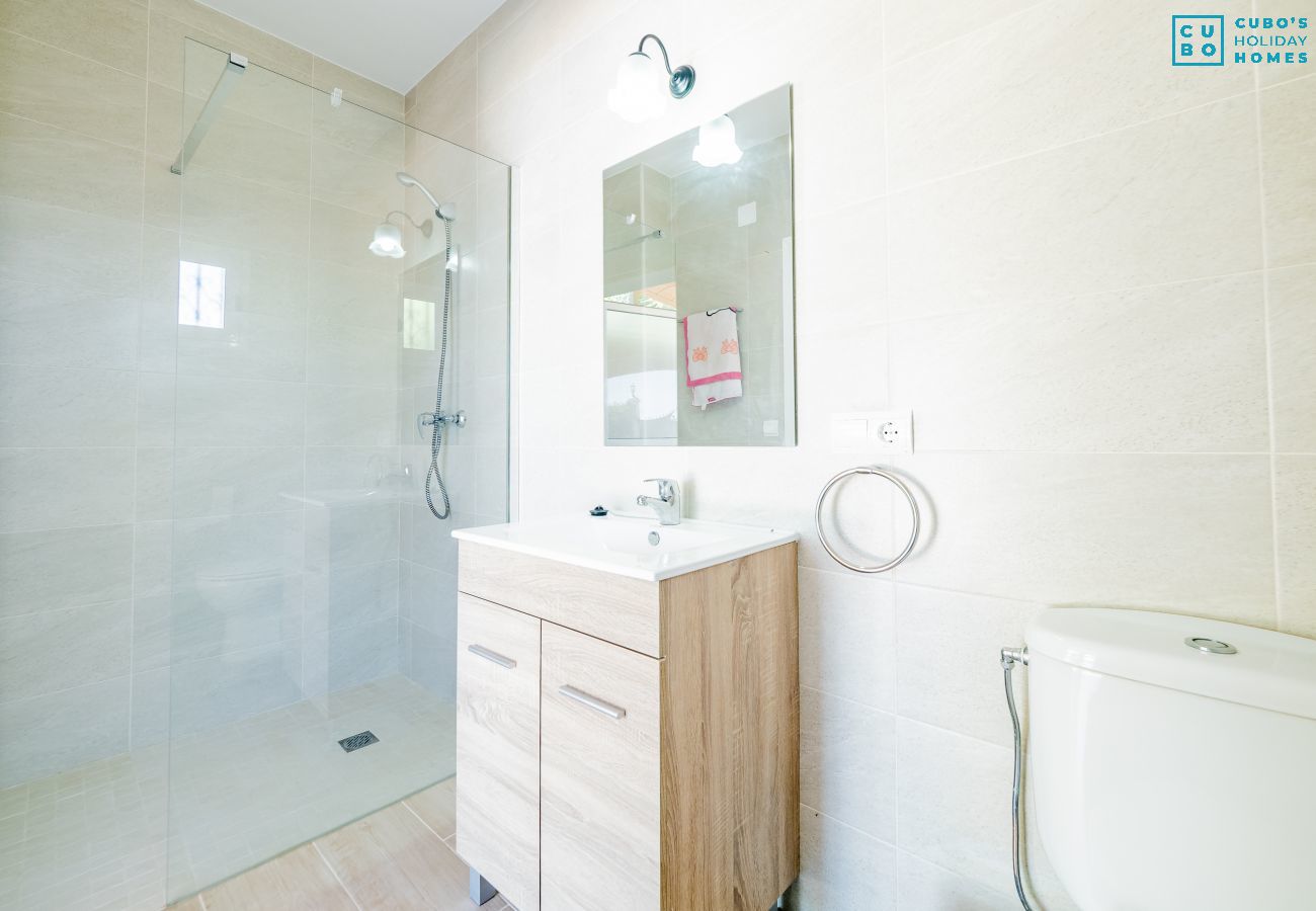 Bathroom of this rural house in Alhaurín el Grande