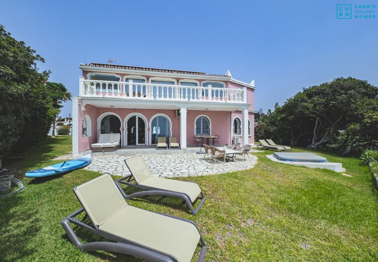 Villa in Mijas Costa - Cubo's Beachfront Villa Khayyam