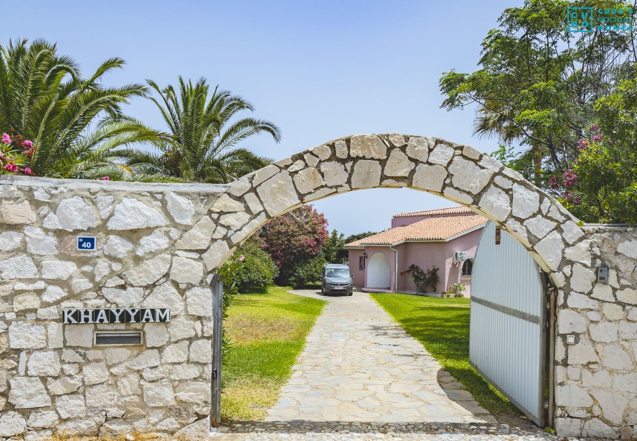 Villa in Mijas Costa - Cubo's Beachfront Villa Khayyam