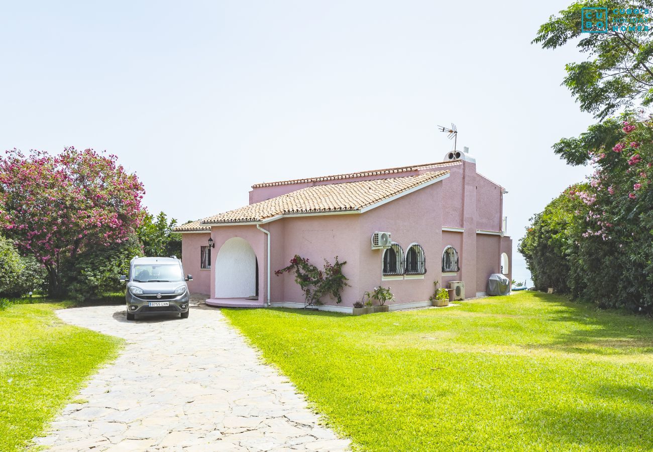 Villa in Mijas Costa - Cubo's Beachfront Villa Khayyam