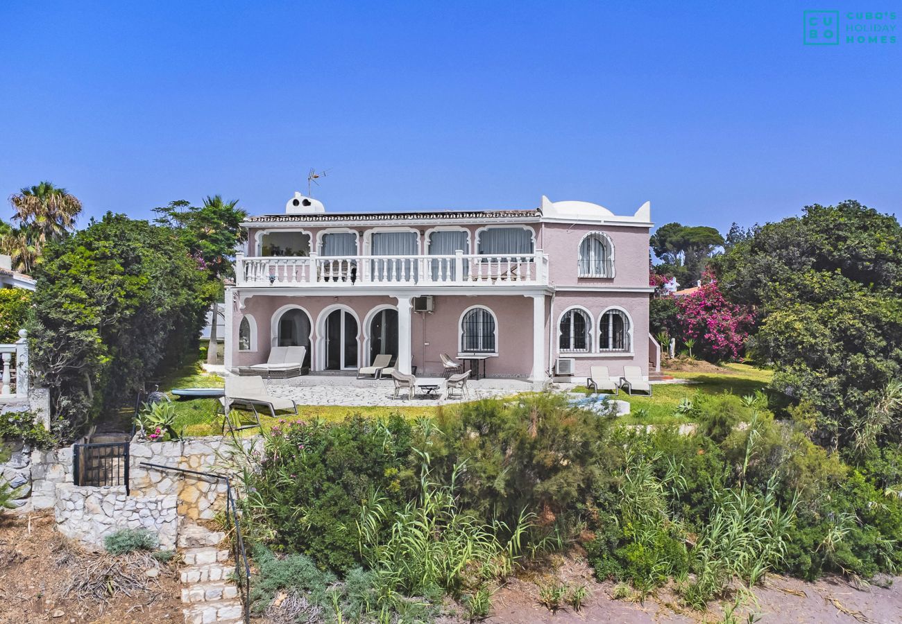 Villa in Mijas Costa - Cubo's Beachfront Villa Khayyam