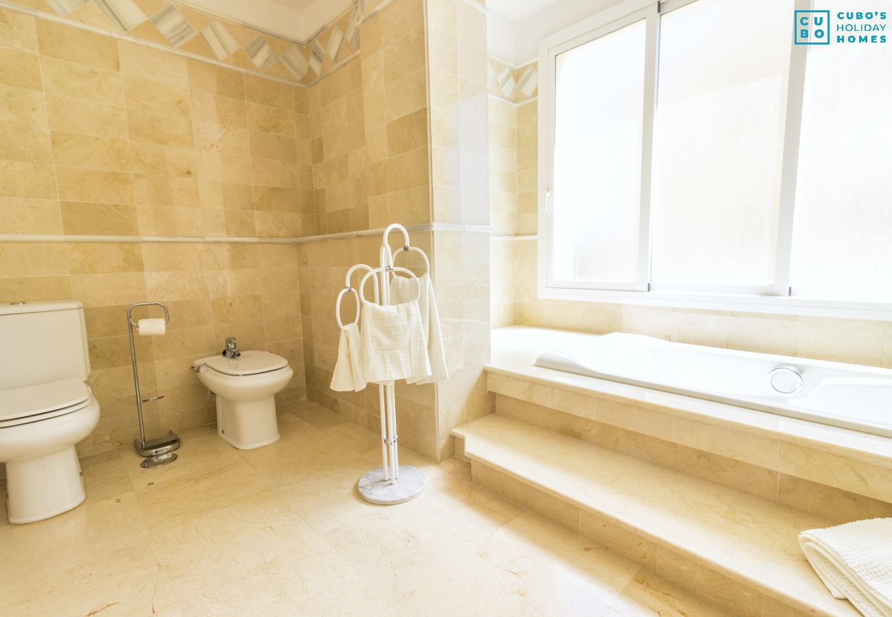 Salle de bain de cet appartement à Marbella