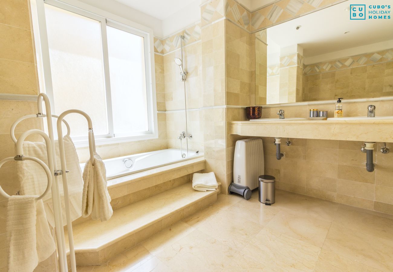 Salle de bain de cet appartement à Marbella