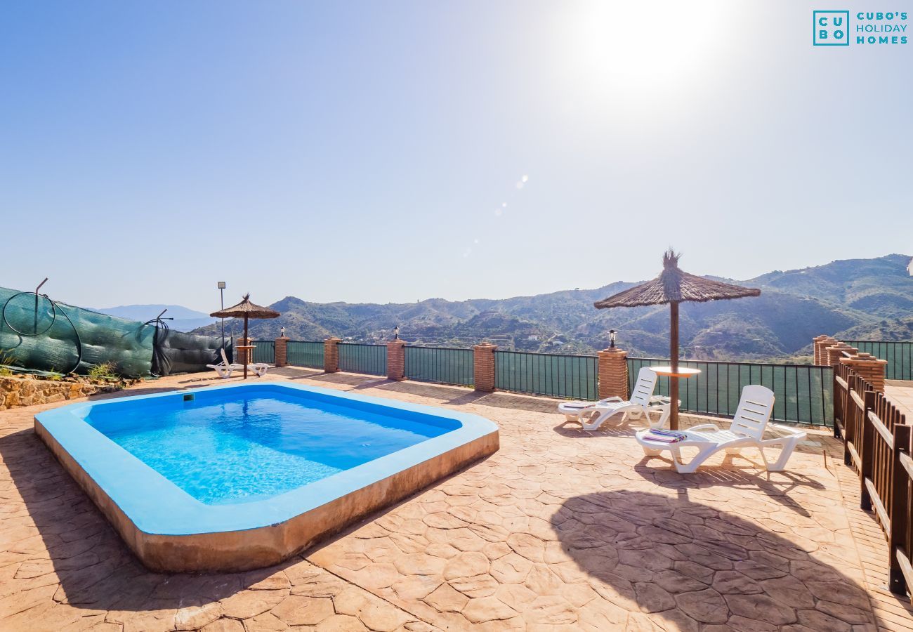 Magnifique maison de campagne à Almogía avec piscine et vue sur les montagnes.